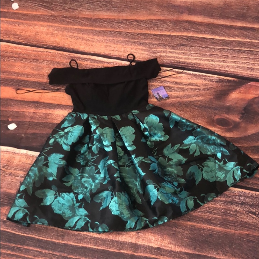 Floral printed cold shoulder dress - Picture 7 of 10